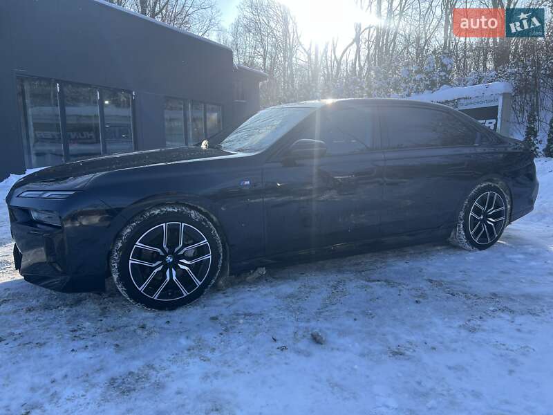 Седан BMW i7 2023 в Львові