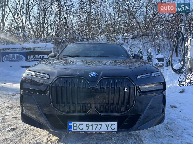 Седан BMW i7 2023 в Львові