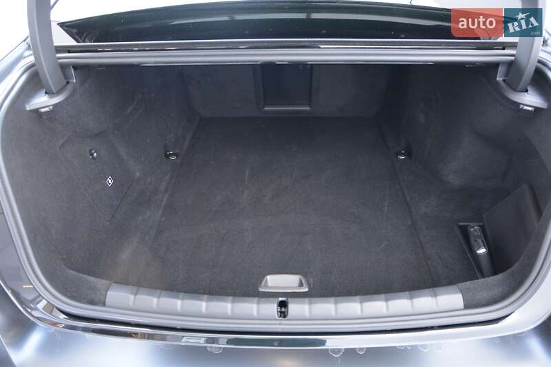 Седан BMW i7 2022 в Киеве