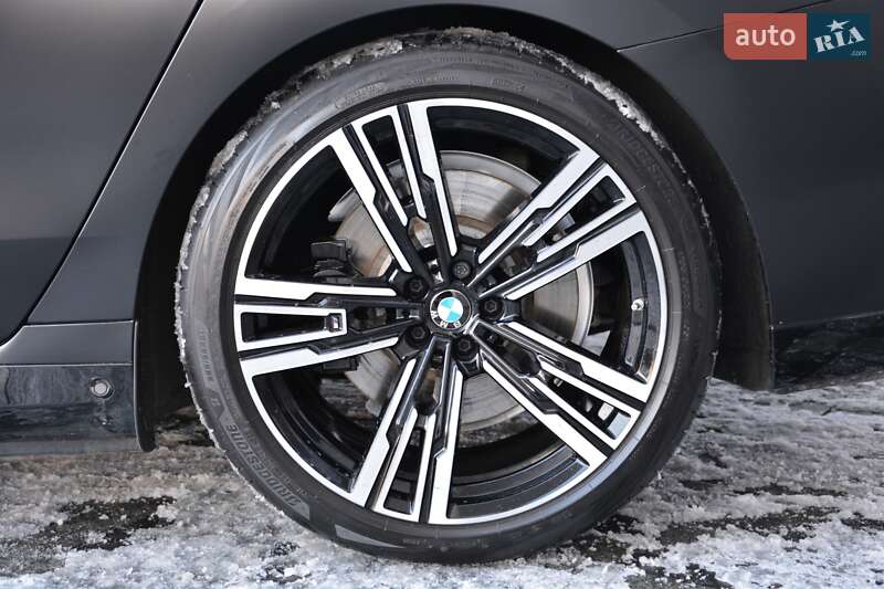 Седан BMW i7 2022 в Киеве