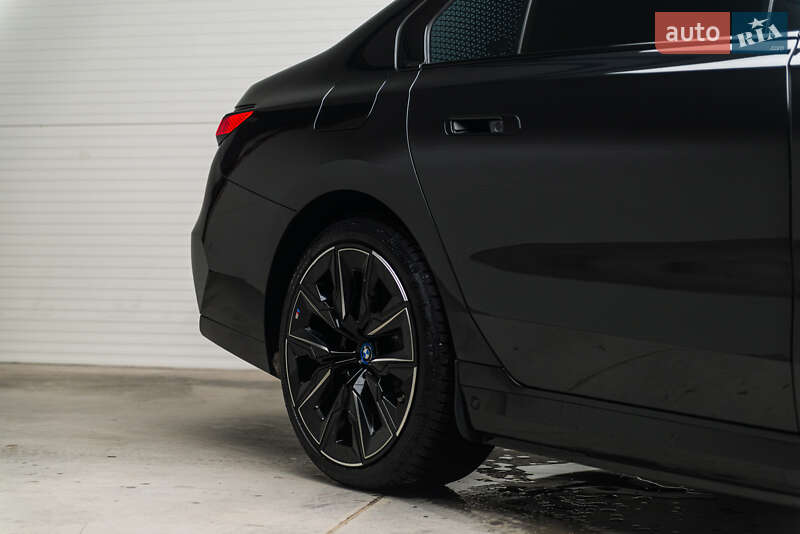 Седан BMW i7 2023 в Мукачево