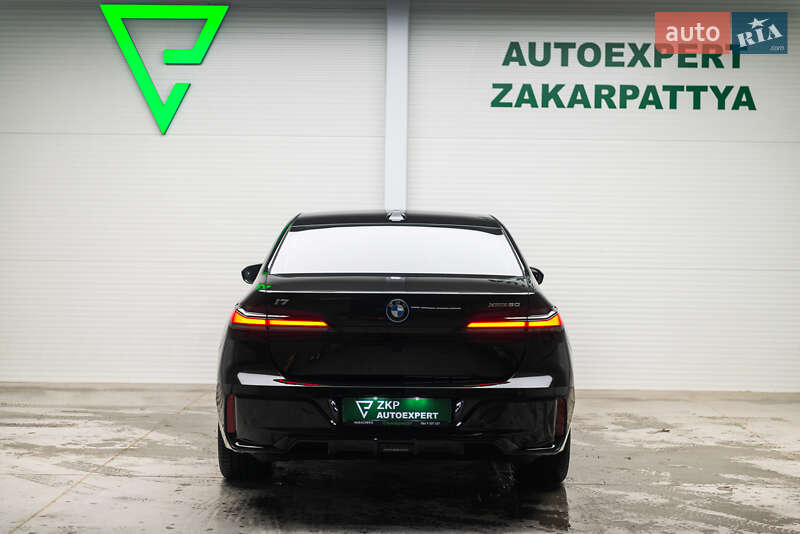 Седан BMW i7 2023 в Мукачево