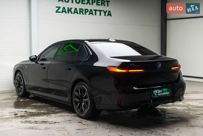 Седан BMW i7 2023 в Мукачево