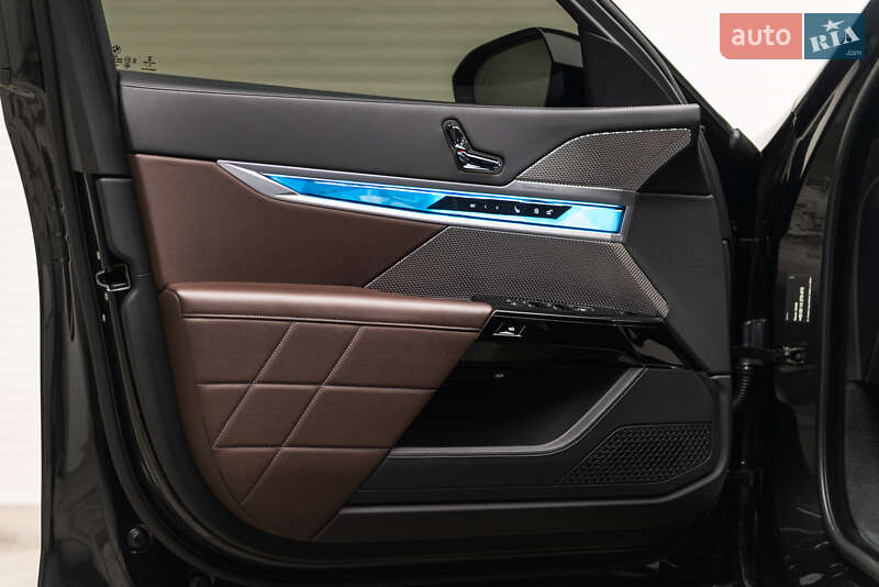 Седан BMW i7 2023 в Мукачево