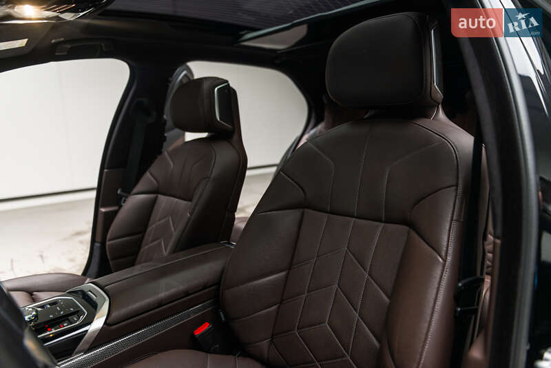 Седан BMW i7 2023 в Мукачево