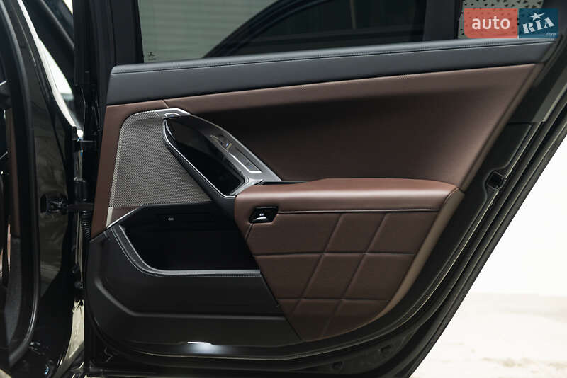 Седан BMW i7 2023 в Мукачево