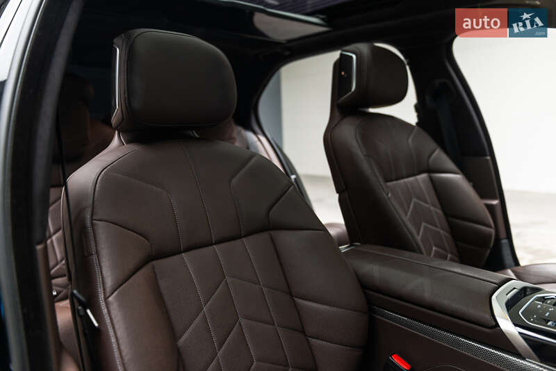 Седан BMW i7 2023 в Мукачево