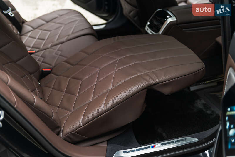 Седан BMW i7 2023 в Мукачево