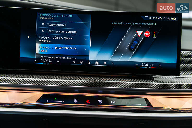 Седан BMW i7 2023 в Мукачево