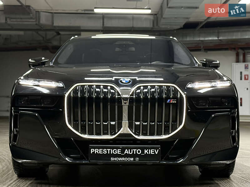 Седан BMW i7 2023 в Киеве