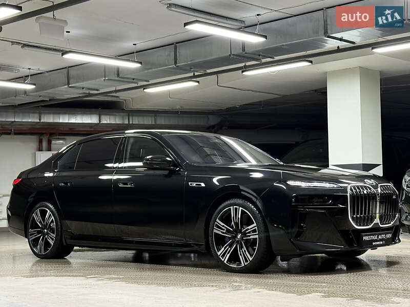 Седан BMW i7 2023 в Киеве