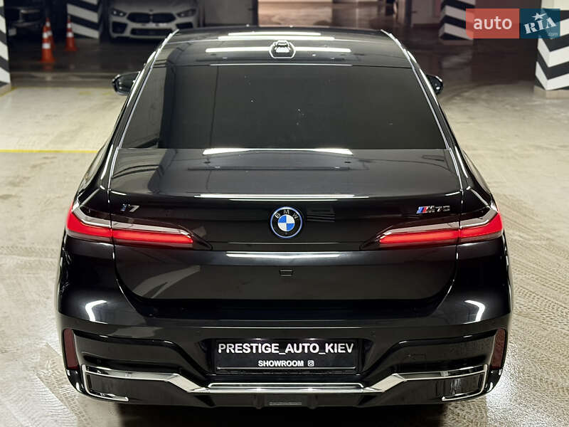 Седан BMW i7 2023 в Киеве