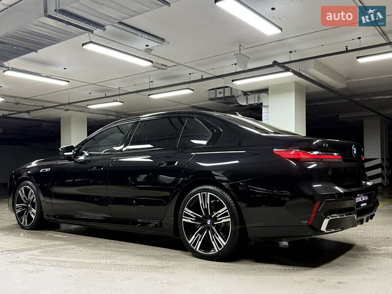 Седан BMW i7 2023 в Киеве