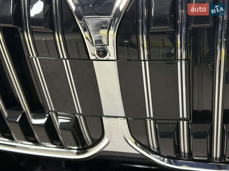 Седан BMW i7 2023 в Киеве