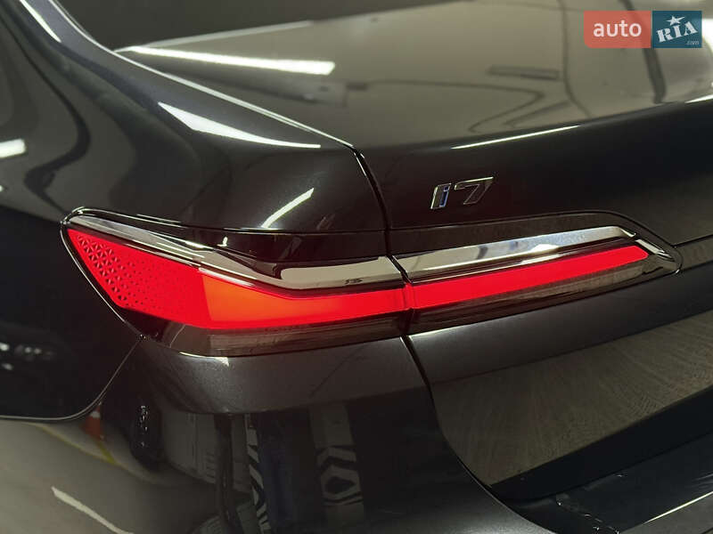 Седан BMW i7 2023 в Киеве