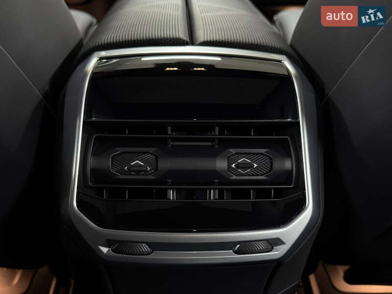 Седан BMW i7 2023 в Киеве