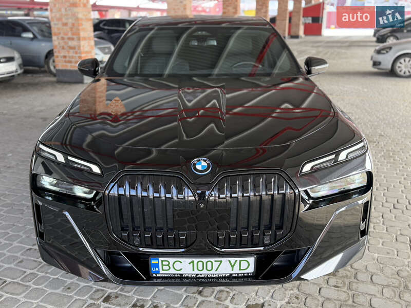 Седан BMW i7 2023 в Львові