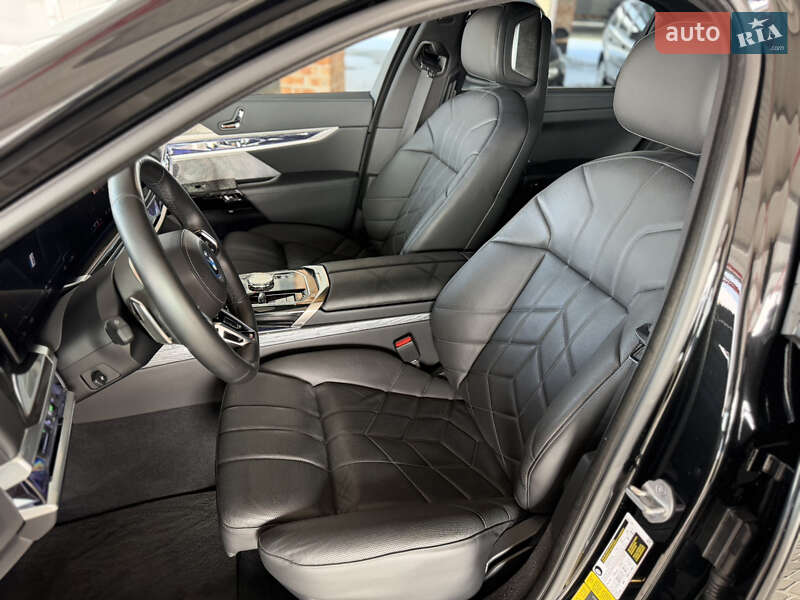 Седан BMW i7 2023 в Львові