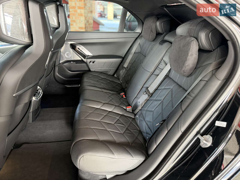 Седан BMW i7 2023 в Львові