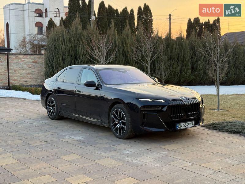 Седан BMW i7 2023 в Ровно