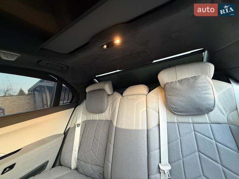 Седан BMW i7 2023 в Ровно