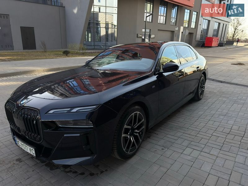 Седан BMW i7 2023 в Львові