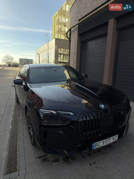 Седан BMW i7 2023 в Львові