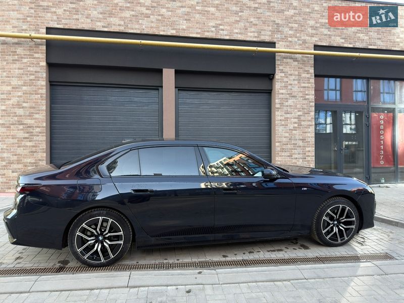 Седан BMW i7 2023 в Львові