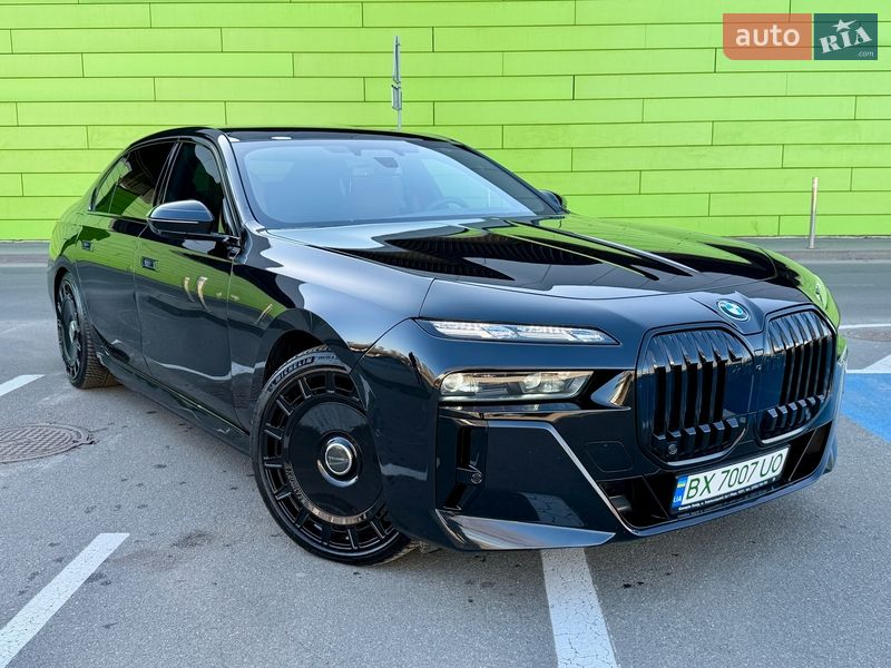 Седан BMW i7 2024 в Киеве