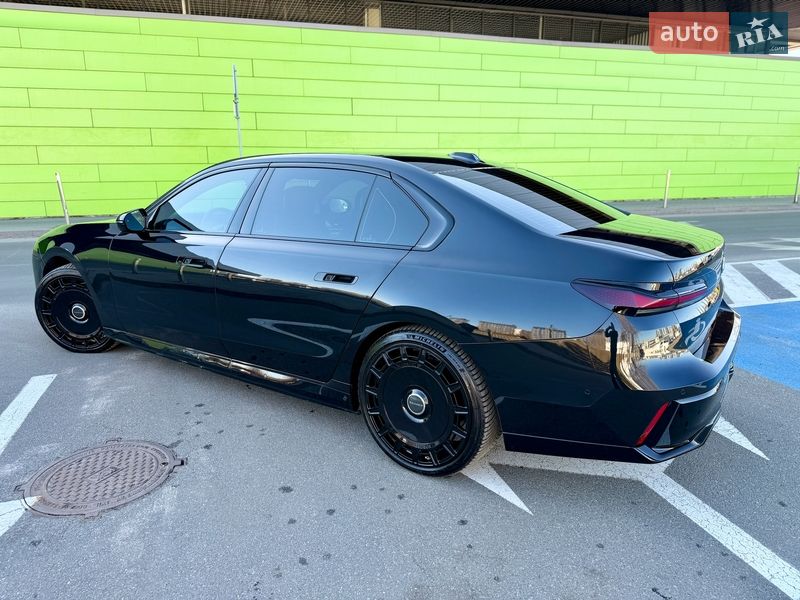 Седан BMW i7 2024 в Киеве
