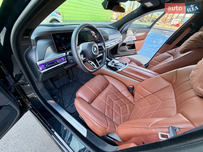 Седан BMW i7 2024 в Киеве