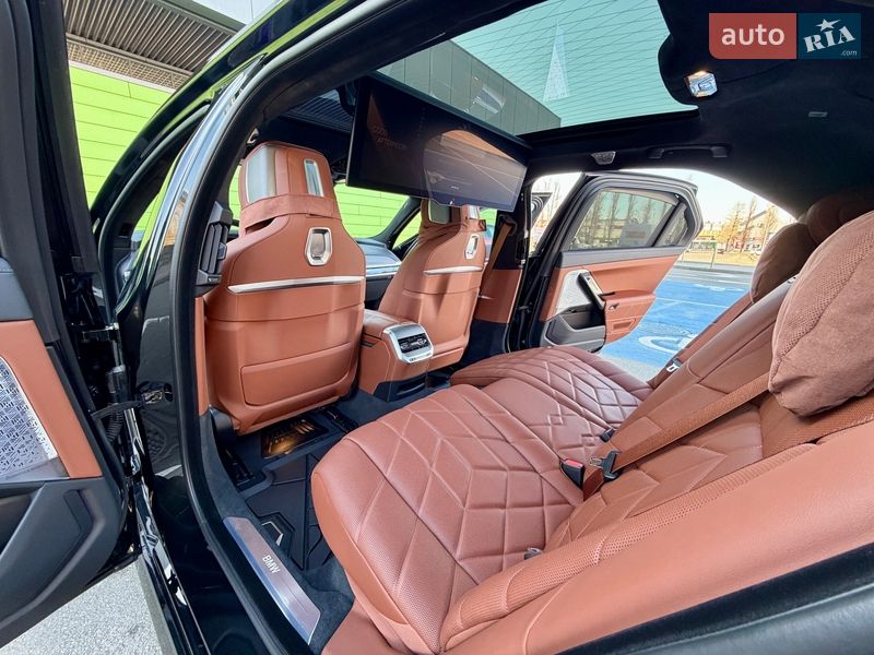 Седан BMW i7 2024 в Киеве