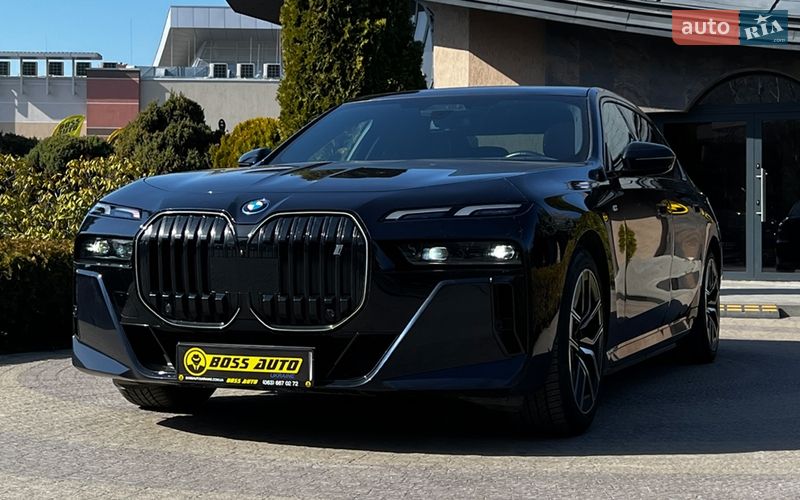 Седан BMW i7 2023 в Львове