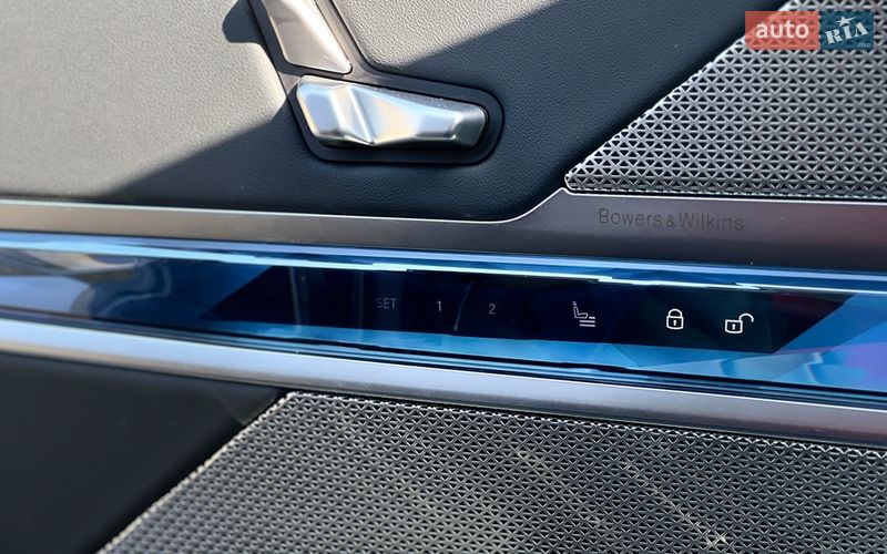 Седан BMW i7 2023 в Львове