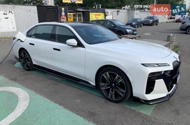 Седан BMW i7 2023 в Киеве