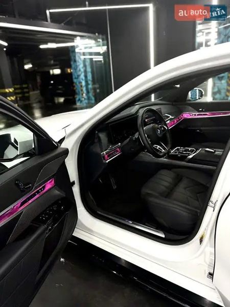 Седан BMW i7 2023 в Киеве