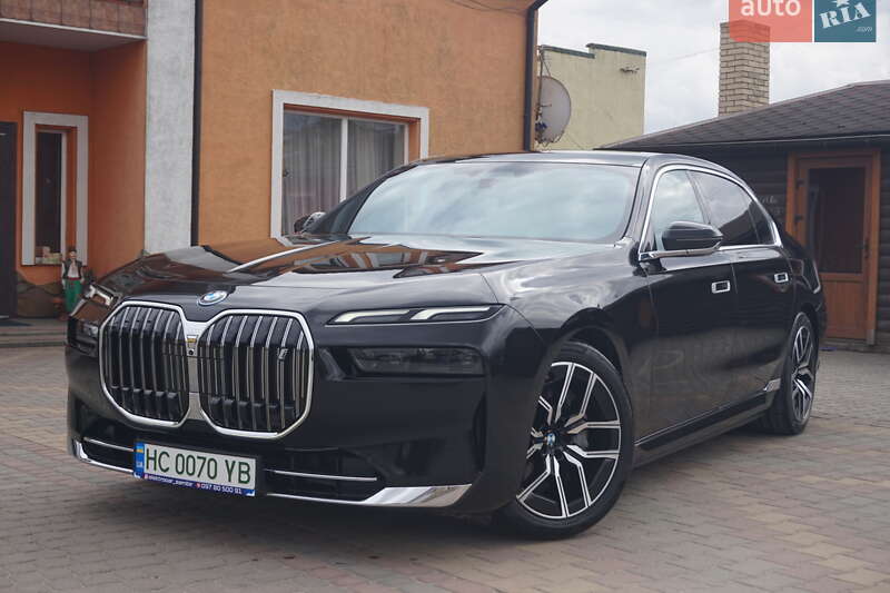 Седан BMW i7 2024 в Самборі