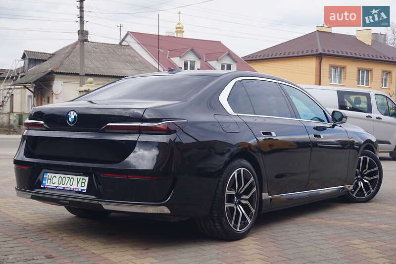 Седан BMW i7 2024 в Самборі