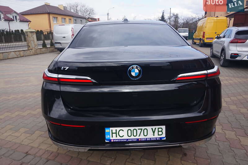 Седан BMW i7 2024 в Самборі
