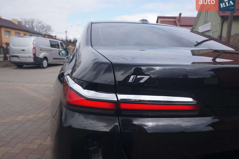 Седан BMW i7 2024 в Самборі