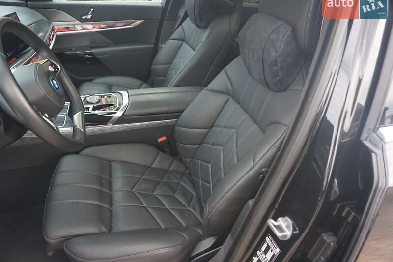 Седан BMW i7 2024 в Самборі