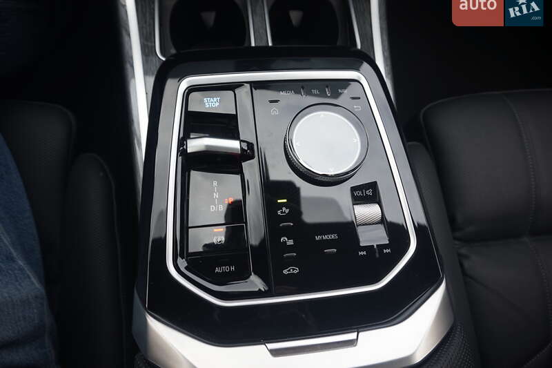 Седан BMW i7 2024 в Самборі