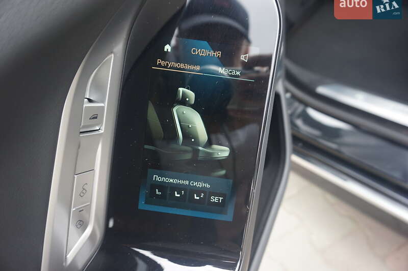 Седан BMW i7 2024 в Самборі