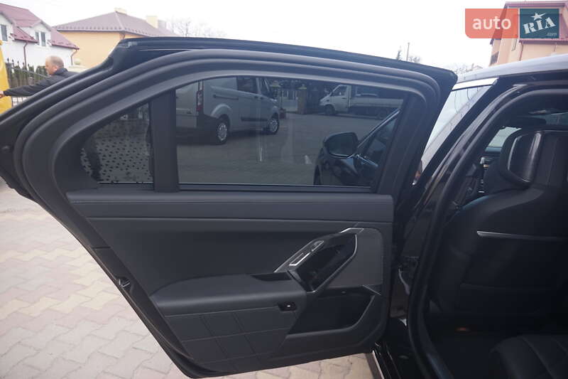 Седан BMW i7 2024 в Самборі