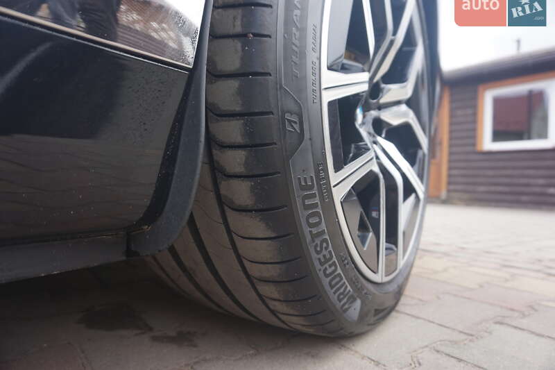 Седан BMW i7 2024 в Самборі