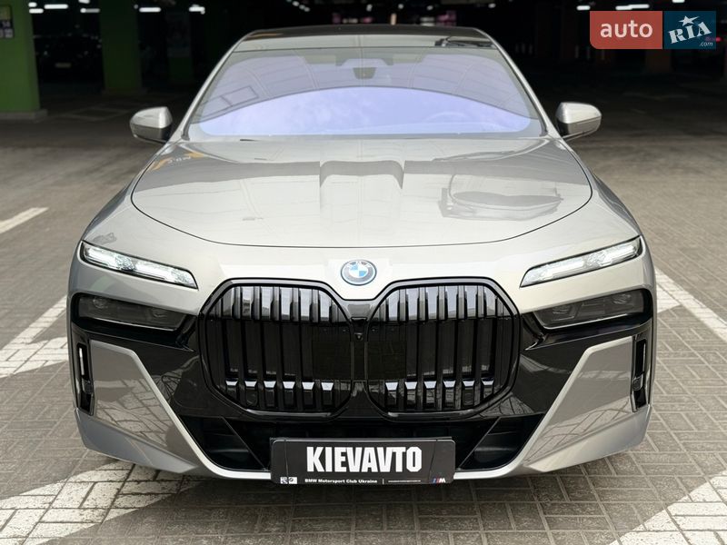 Седан BMW i7 2022 в Киеве