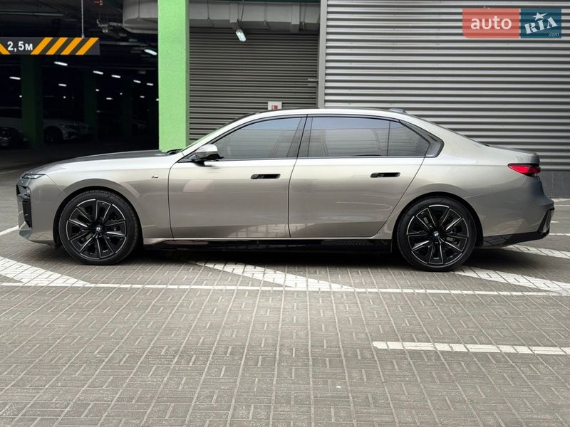 Седан BMW i7 2022 в Киеве