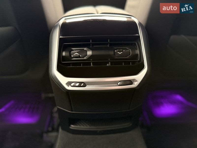 Седан BMW i7 2022 в Киеве