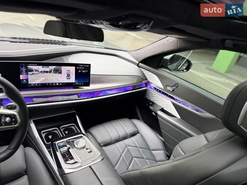 Седан BMW i7 2022 в Киеве
