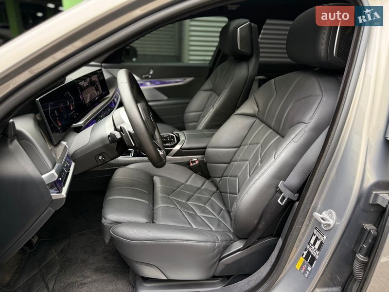 Седан BMW i7 2022 в Киеве